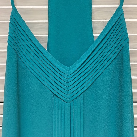 140. Norah Cami Top in Green - Picture 3 of 10